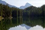 Het uitzicht over Moose Lake en Samson Peak bij Maligne Lake