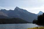 Vanaf de oever van Maligne Lake een mooi uitzicht over Leah Peak en Samson Peak