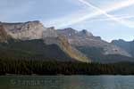 Een mooi uitzicht over de bergen rondom Maligne Lake bij Jasper NP