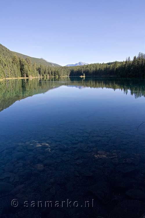 Fifht Lake tijdens onze wandeling door the Valley of the Five Lakes in Jasper NP