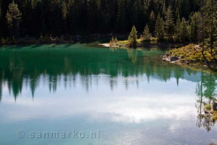 De mooie kleuren van Fourth Lake in The Valley of the Five Lakes in Jasper NP