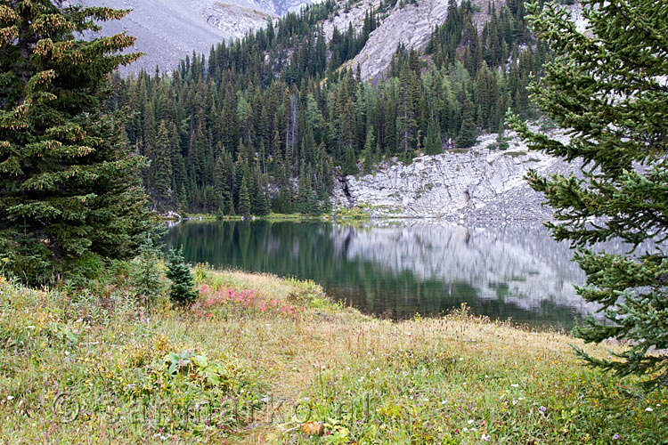 De eerste glimp van Chester Lake in Kananaskis Country in Canada