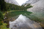 De weerspiegeling van de bergen in Chester Lake in Kananaskis Country