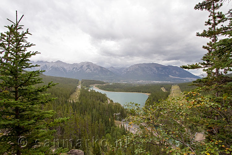 Het uitzicht over Canmore en Spray Lake wandelend naar Grassi Lakes