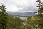 Het uitzicht over Canmore en Spray Lake wandelend naar Grassi Lakes