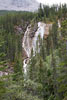 Vanaf het wandelpad een mooi uitzicht over de waterval bij Grassi Lakes