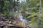 Na een steile klim het eerste meertje bij Grassi Lakes bij Canmore