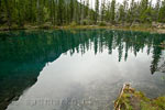 De weerspiegeling van de omgevind in Grassi Lakes bij Canmore