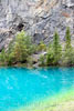 Nog een mooi uitzicht over het blauwe water van Grassi Lakes bij Canmore