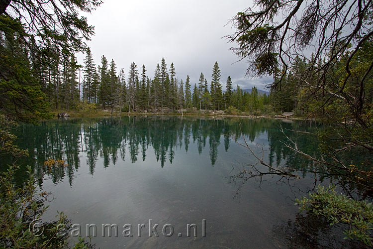 Sommige meren bij Grassi Lakes zijn minder blauw