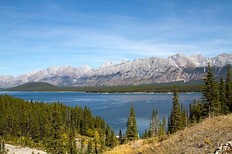 Lower Windy Lake en de bergketen van Mount Wintour in Kananaskis Country