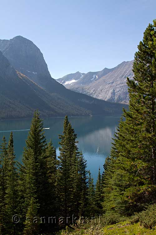 Een bootje op Upper Windy Lake in Kananaskis Country