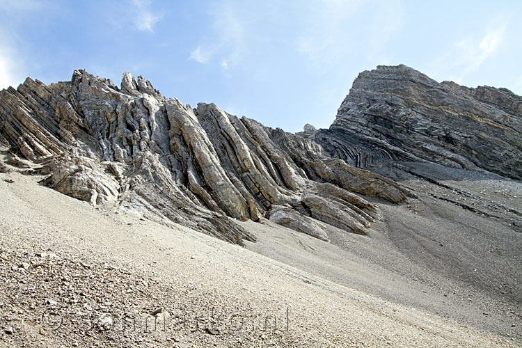 De bergen rondom het wandelpad Ptarmigan Cirque bij de Highwood Pass