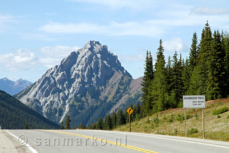 Vanaf Highwood Pass het uitzicht op Gap Mountain