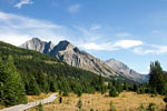 Vanaf het vlonder pad bij de Highwood Pass de bergen van Kananaskis Country