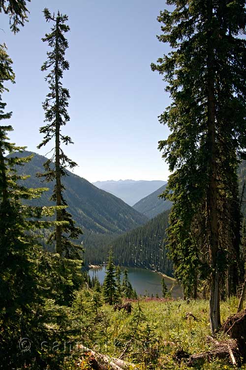 Vanaf het wandelpad een mooi uitzicht over Gibson Lake  bij Kokanee Glacier Prov. Park