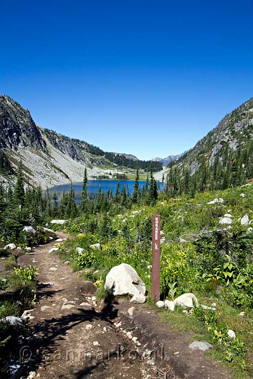 Het eerste uitzicht vanaf het wandelpad op Kokanee Lake