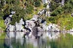 De steile rotswanden langs Kokanee Lake bij Nelson in Canada