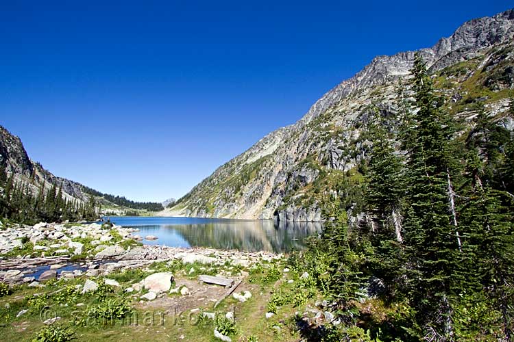 Vanaf een bankje hebben we een geweldig uitzicht over Kokanee Lake