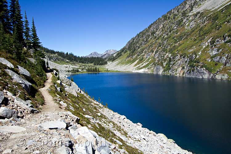 We wandelen over de bergwand bij Kokanee Lake verder naar Kalso Lake