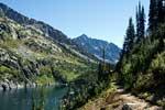 Achterom kijkend het ontzettend mooie uitzicht over Kokanee Lake