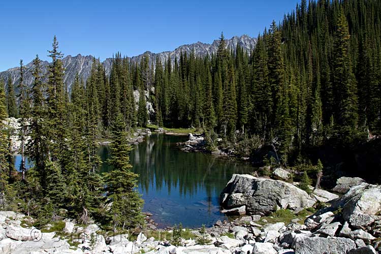 Nog een leuk klein meertje onderweg naar Kalso Lake in Canada