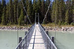 Wandelen over de hangbrug over de Kootenay River in Kootenay National Park