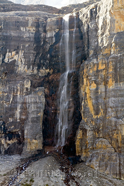 Een waterval in de vallei van de Stanley Glacier in Kootenay National Park