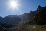 De zon schijnt in de vallei over de Stanley Glacier in Kootenay NP