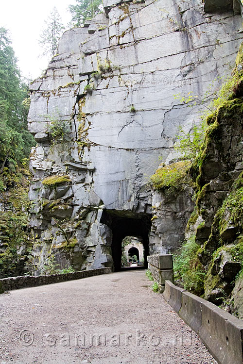 Een doorkijk bij tunnel 2 en 3 bij de Othello Tunnels bij Hope