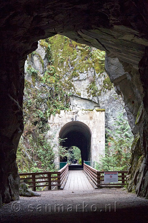 Het wandelpad door de tunnels en over de bruggen bij de Othello Tunnels