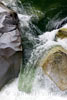 Het snelstromende water in de kloof bij de Othello Tunnels bij Hope