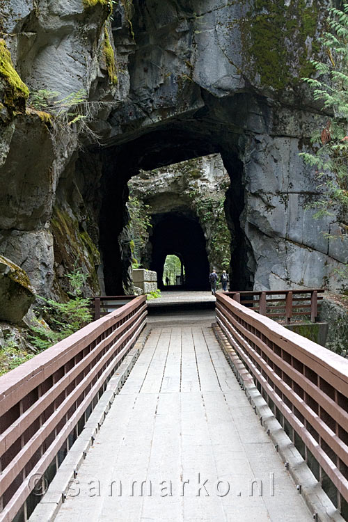 Een leuke doorkijk door de Othello Tunnels bij Hope in Canada