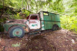 Een oude vergane truck in de bossen langs de Skagit Trail in Manning Prov. Park