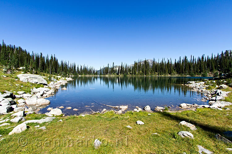 Aangekomen bij een schitterend Eva Lake in Mount Revelstoke National Park in Canada