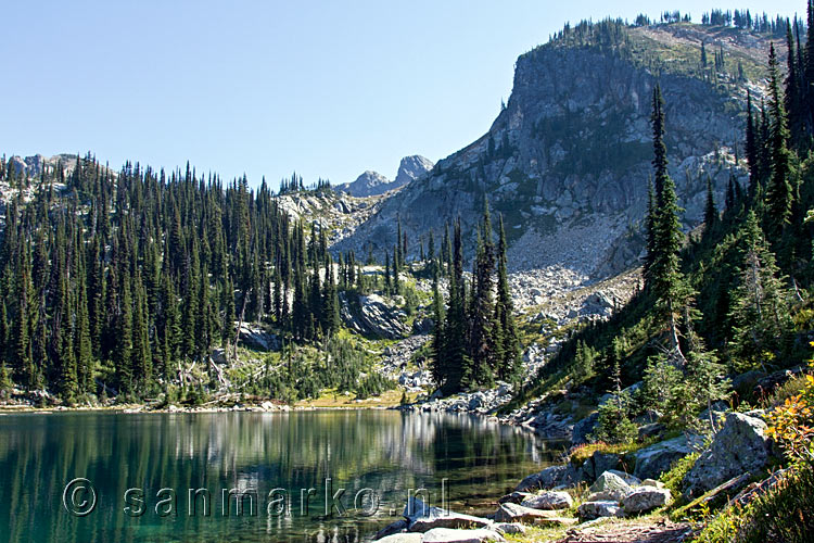 Nog een schitterend uitzicht over Eva Lake in Mount Revelstoke National Park in Canada