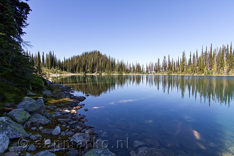 De weerkaatsing van de natuur in Eva Lake in Mount Revelstoke NP