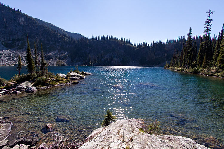 Aangekomen bij een schitterend Miller Lake in Mount Revelstoke National Park in Canada