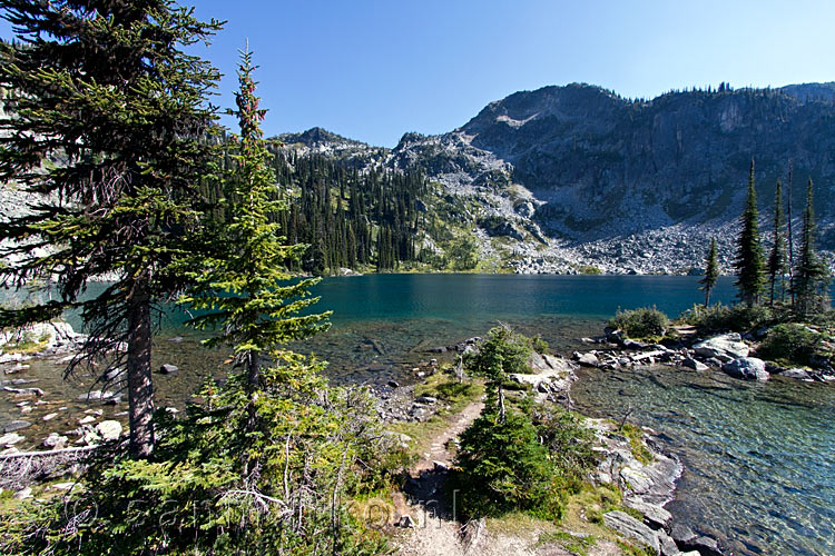 Vanaf een grote steen een schitterend uitzicht over Miller Lake in Mount Revelstoke NP