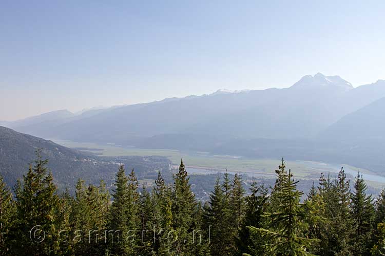 Uitzicht vanaf Mount Revelstoke op de stad Revelstoke