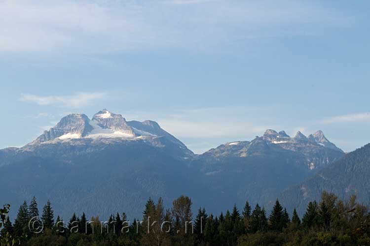 Links Mount Begbie en rechts Mount Tilley gezien vanaf de weg bij onze B&B in Revelstoke