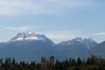 Links Mount Begbie en rechts Mount Tilley gezien vanaf de weg bij onze B&B in Revelstoke