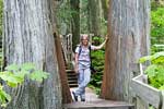 Sandra naast de enorme Giant Cedars in Mount Revelstoke National Park