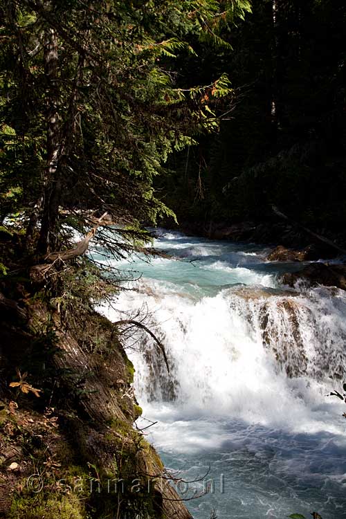 De rivier door het dal op weg naar Kinney Lake