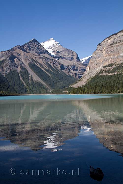 De weerspiegeling van de bergen op Kinney Lake bij Mount Robson