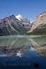 De weerspiegeling van de bergen op Kinney Lake bij Mount Robson