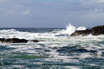 Golven beuken op de rotsen voor de kust in Pacific Rim National Park op Vancouver Island