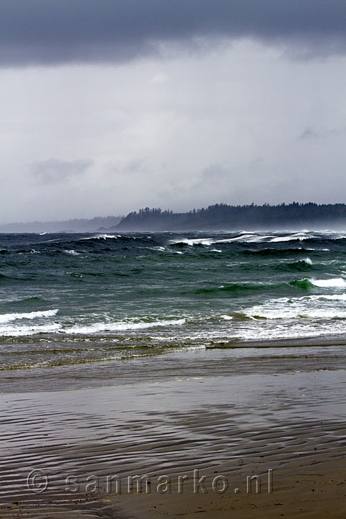 Uitzicht vanaf het strand op de kust van de Pacific Rim NP op Vancouver Island