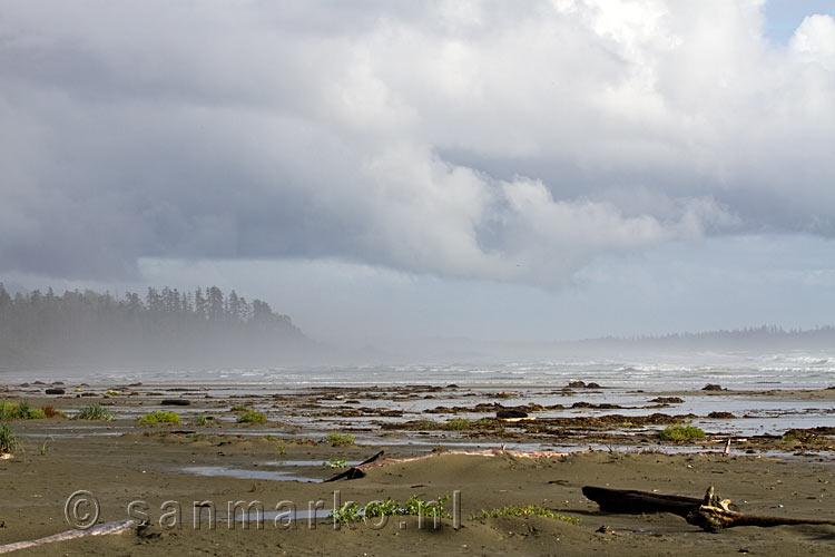 Slecht weer maakt mooi uitzicht over de kust van het Pacific Rim National Park