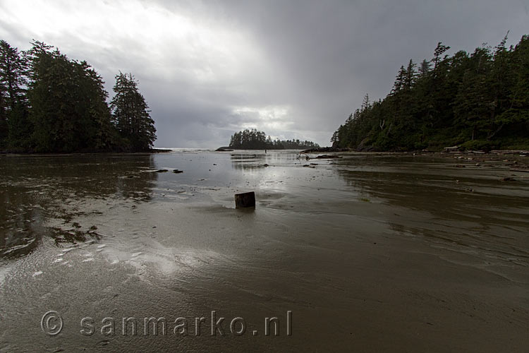 Tijde kering op het strand bij Schooner Cove in Pacific Rim National Park